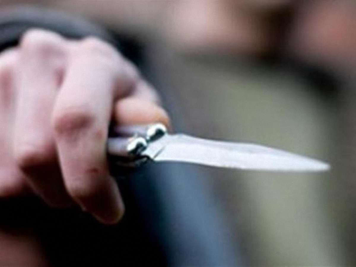 У Києві на кандидата в нардепи напали з ножем: він у лікарні
