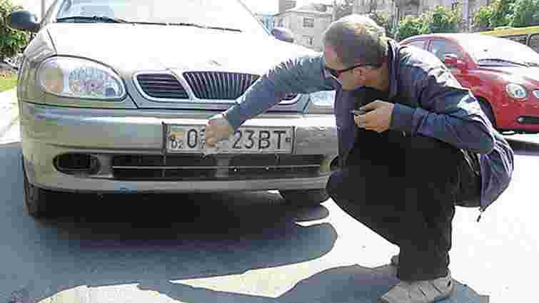 У Львові затримали викрадача номерних знаків з автомобілів