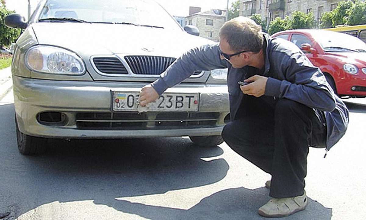 У Львові затримали викрадача номерних знаків з автомобілів