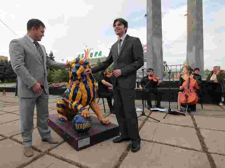 Львів’яни подарували лева Маріуполю