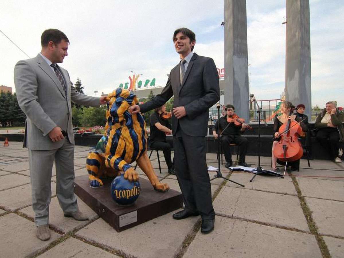 Львів’яни подарували лева Маріуполю