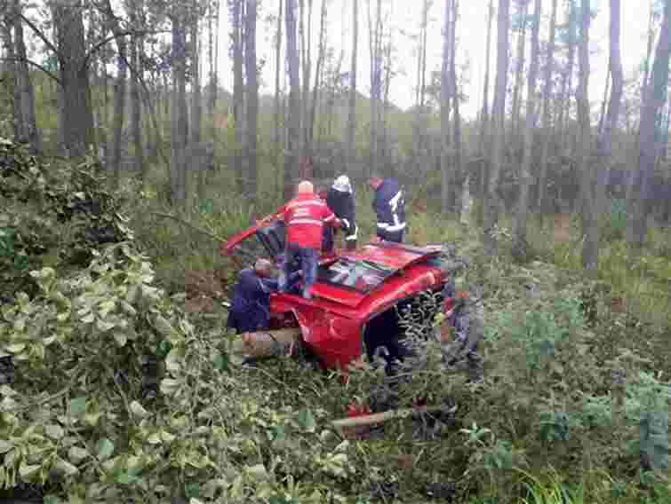 На Волині легковик врізався у дерево: троє людей загинули