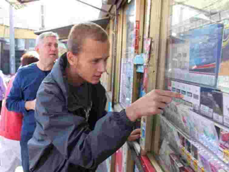 Українці вдвічі більше витратили на цигарки, ніж на хліб і молоко