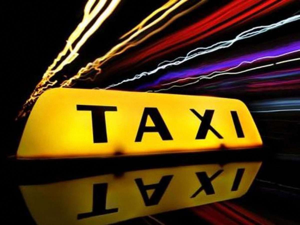 На Тернопільщині таксист врізався у дерево: двоє загиблих