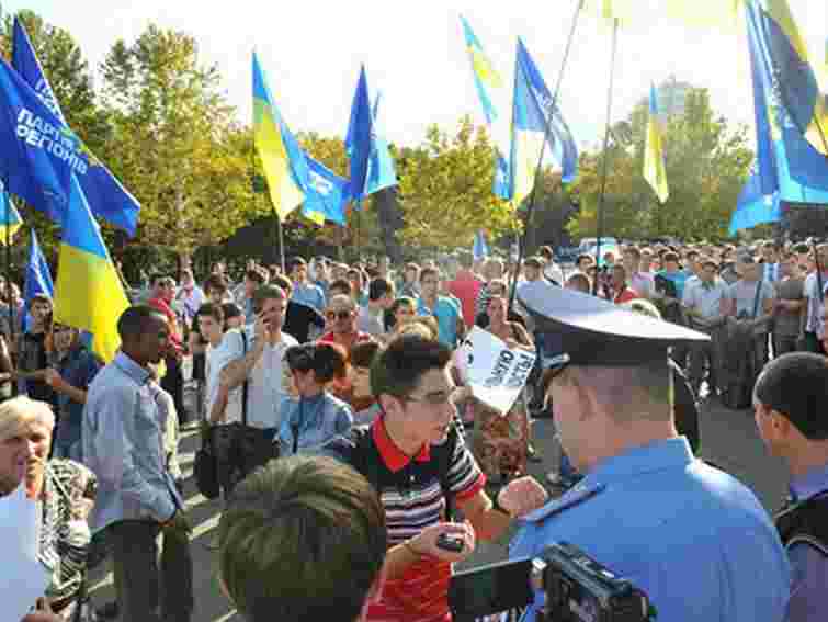 В Одесі пікетувальників закрили від Януковича прапорами ПР