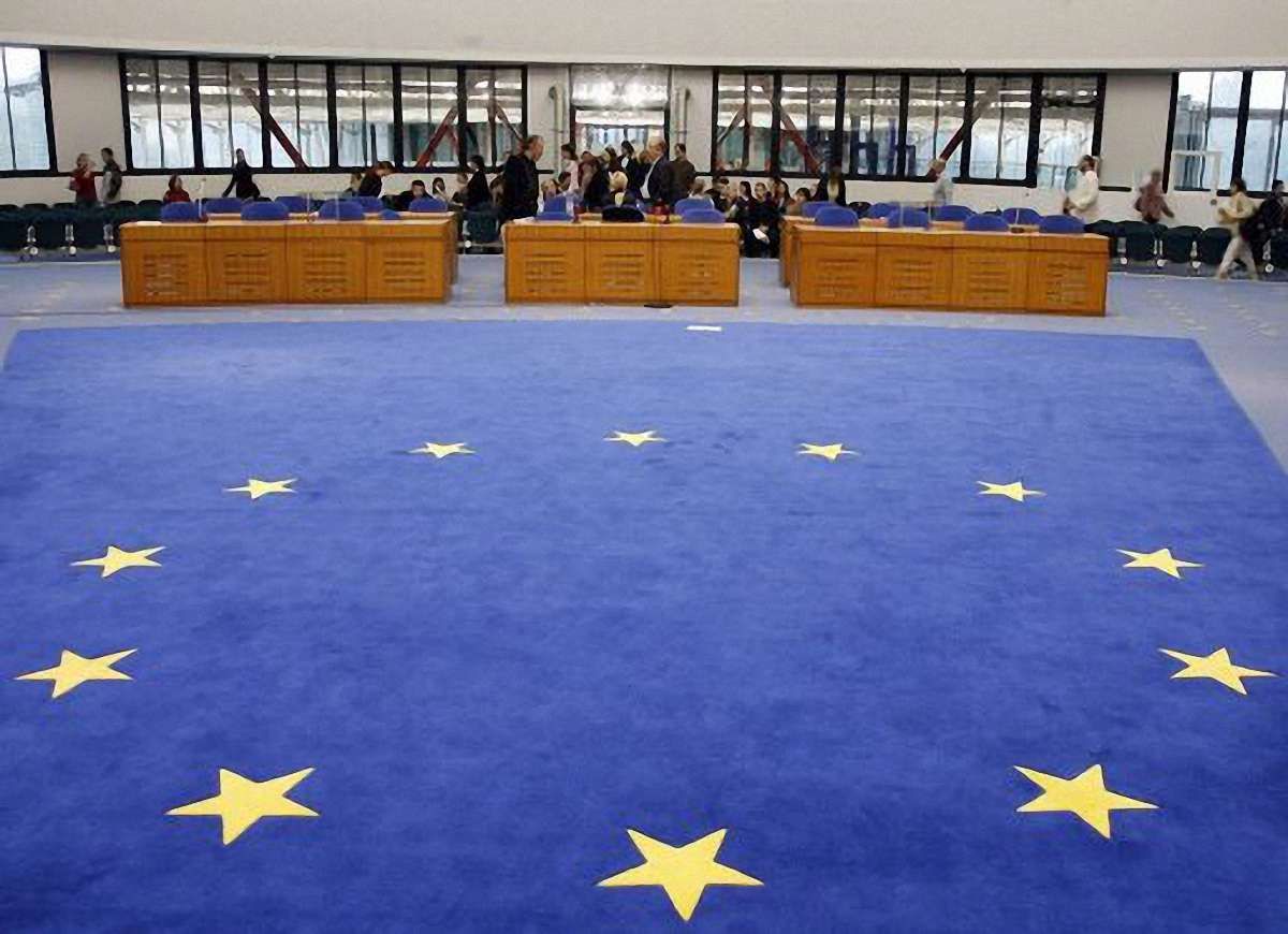 39 тис. євро має виплатити уряд двом українцям за вироком суду