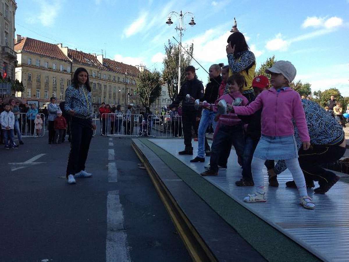 У центрі Львова Яна Шемякіна вчить дітей фехтувати