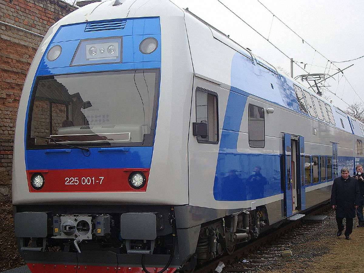 Україні потрібно купити 500 швидкісних електропоїздів, - Азаров