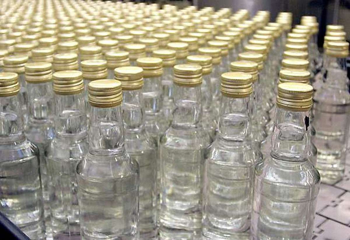 На Львівщині чоловік продавав горілку власного виробництва