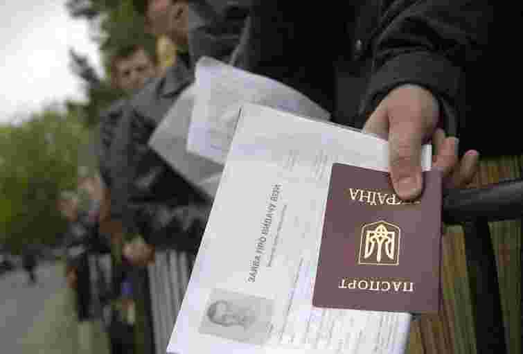 Українці масово підробляють документи на візи, - генконсул Польщі