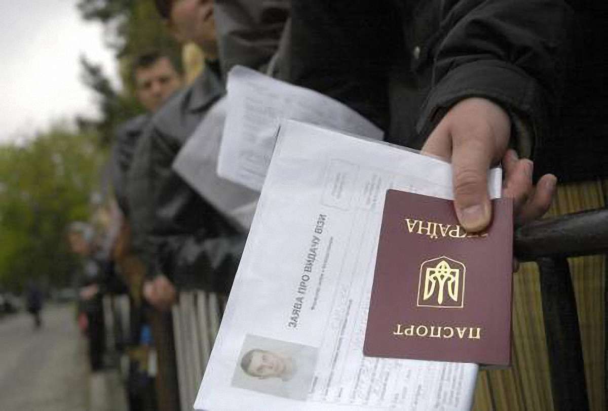 Українці масово підробляють документи на візи, - генконсул Польщі