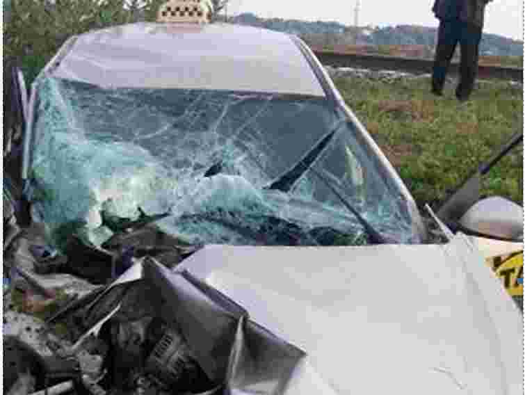 На Львівщині потяг протаранив таксі: водій загинув. Фото