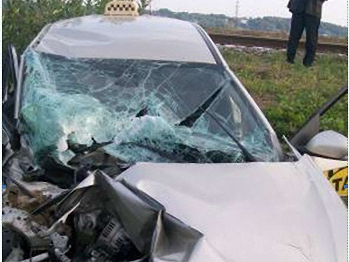 На Львівщині потяг протаранив таксі: водій загинув. Фото