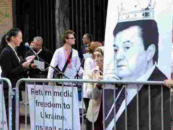 У США діаспора потопталася по портрету Януковича