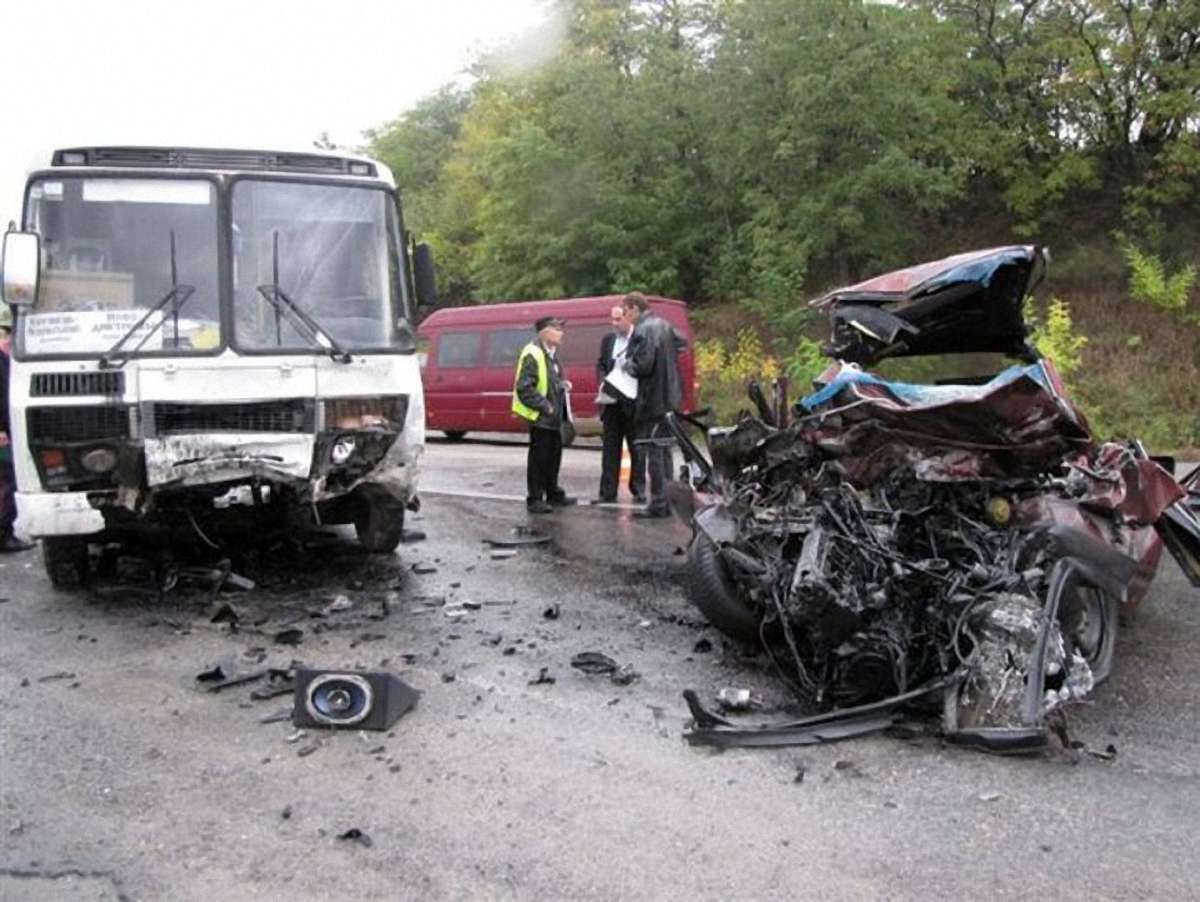 На Хмельниччині рейсовий автобус зіткнувся з Аudi: є загиблі