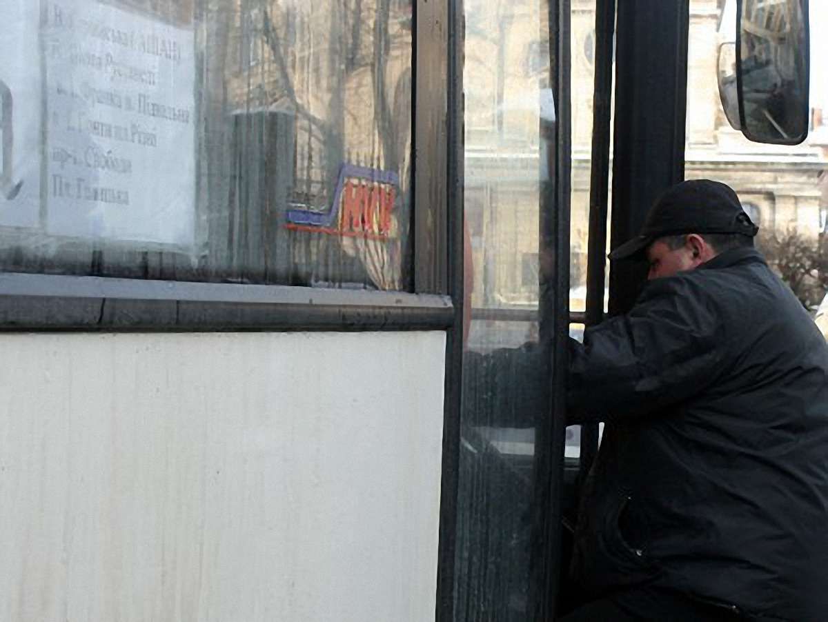 На зупинках маршруту №16 у Львові встановили інформтаблички