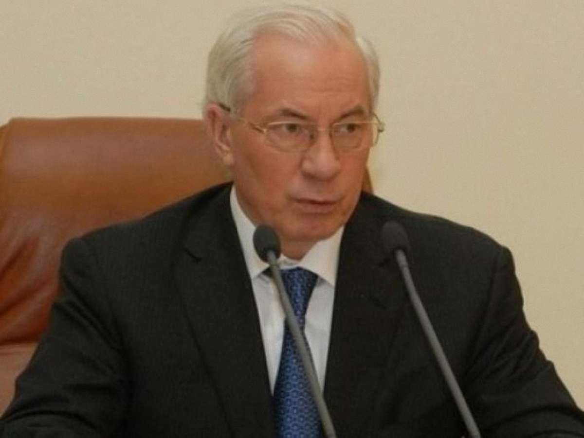 Азаров погрожує звільненням, якщо хоча б один садок буде без тепла
