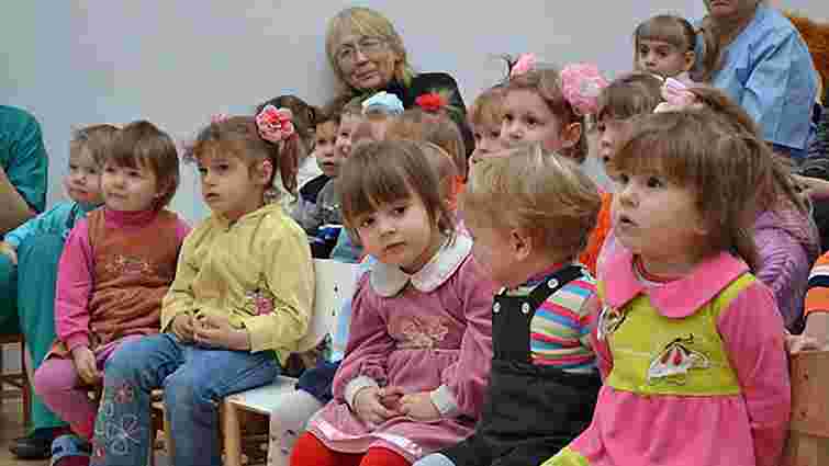 Половина усиновлювачів українських дітей – іноземці