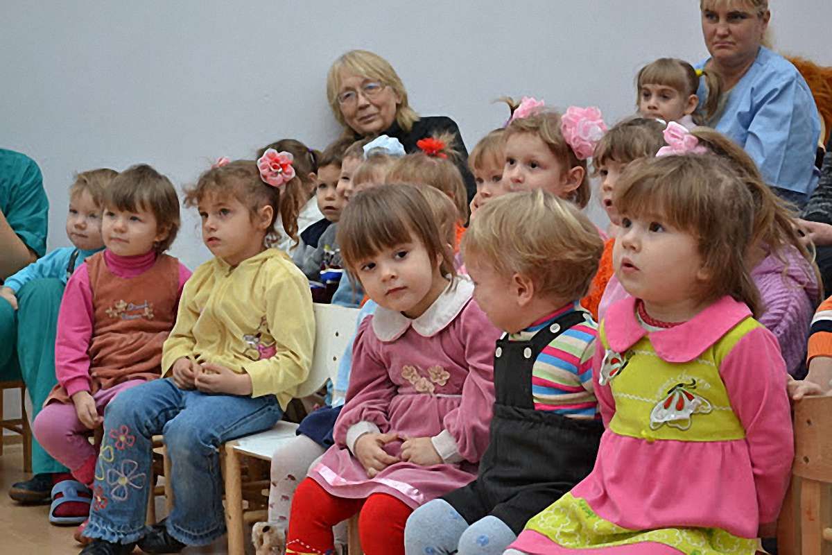 Половина усиновлювачів українських дітей – іноземці