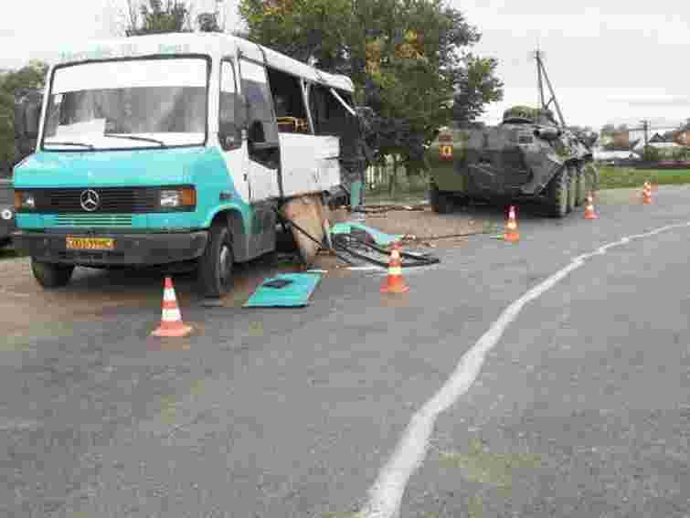 БТР в’їхав у пасажирський автобус на Буковині. Фото