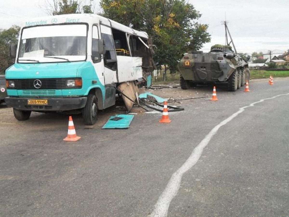 БТР в’їхав у пасажирський автобус на Буковині. Фото