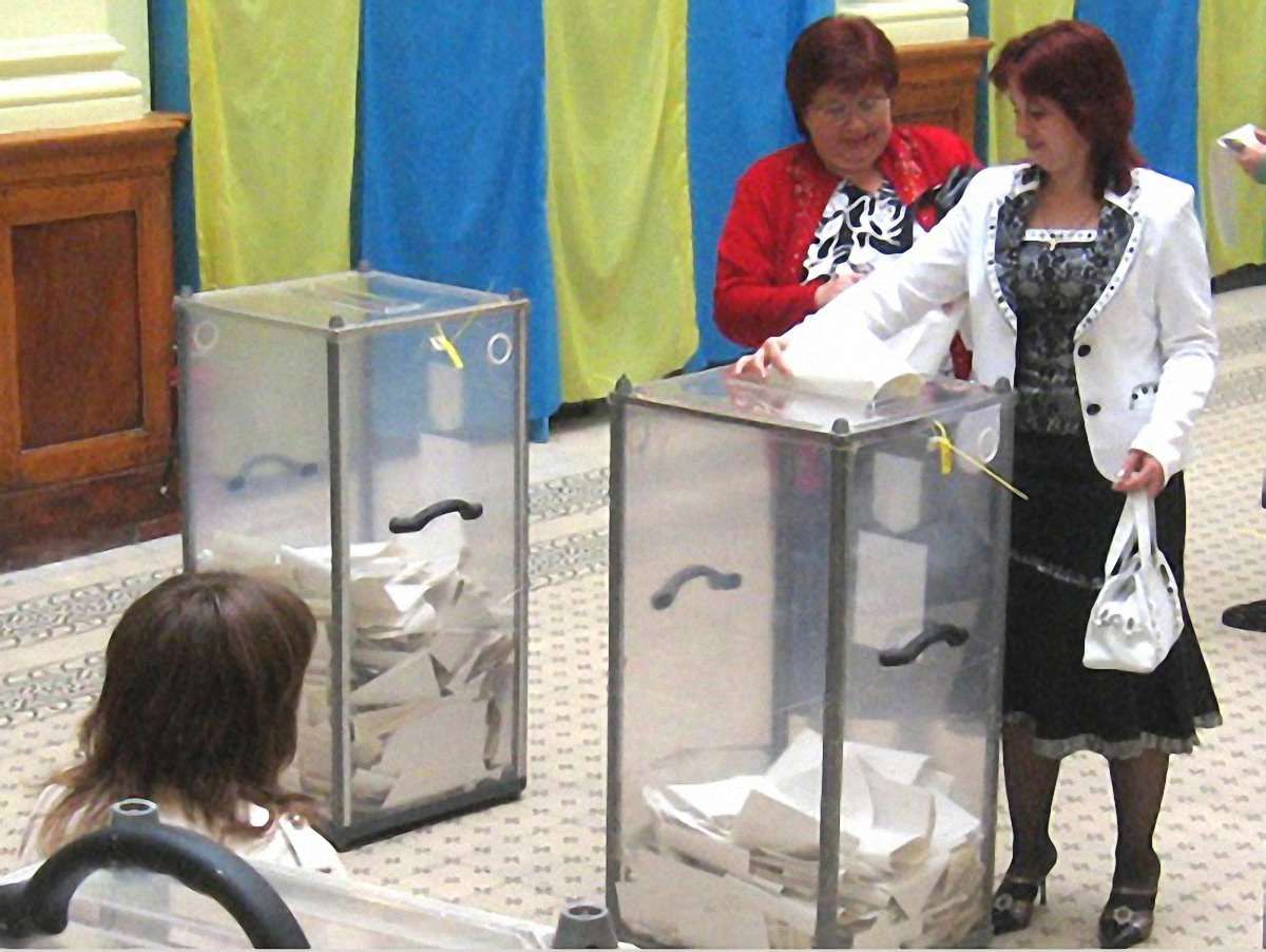 Міжнародні спостерігачі вказують на адмінресурс і тиск на ЗМІ