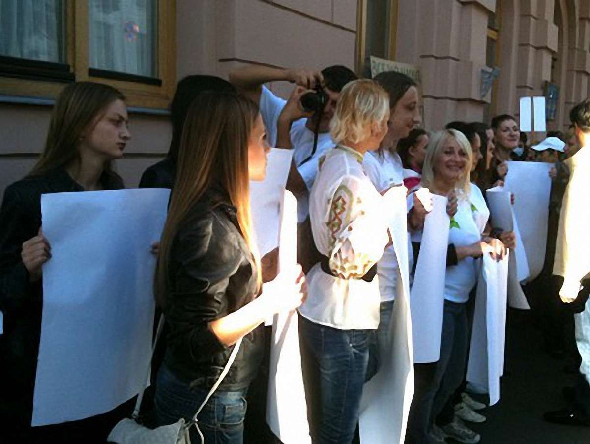 Журналісти під ВР протестують проти "наклепу" порожніми аркушами