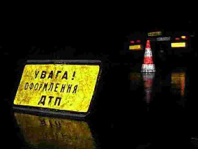 Рятувальники звільнили водія, якого затисло в авто після ДТП