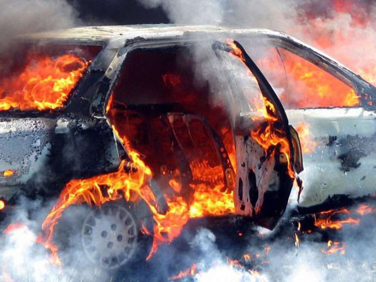 У Львові невідомі підпалили легковик
