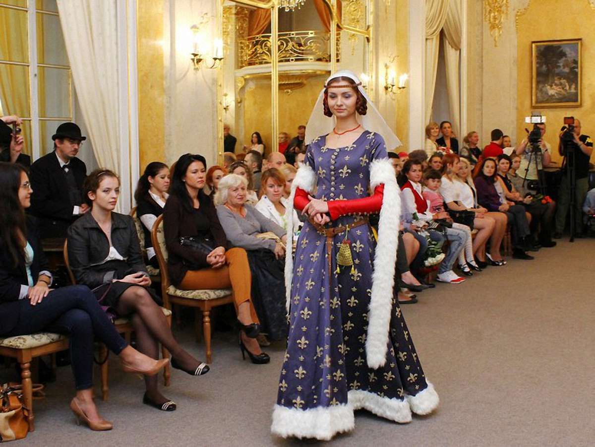 LFW: У Львові показали копії суконь XIV-XІX століть