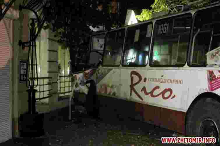 У Житомирі тролейбус з пасажирами в'їхав у будинок