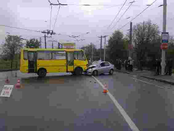 У Львові зіштовхнулись легковик та маршрутка: 6 постраждалих 