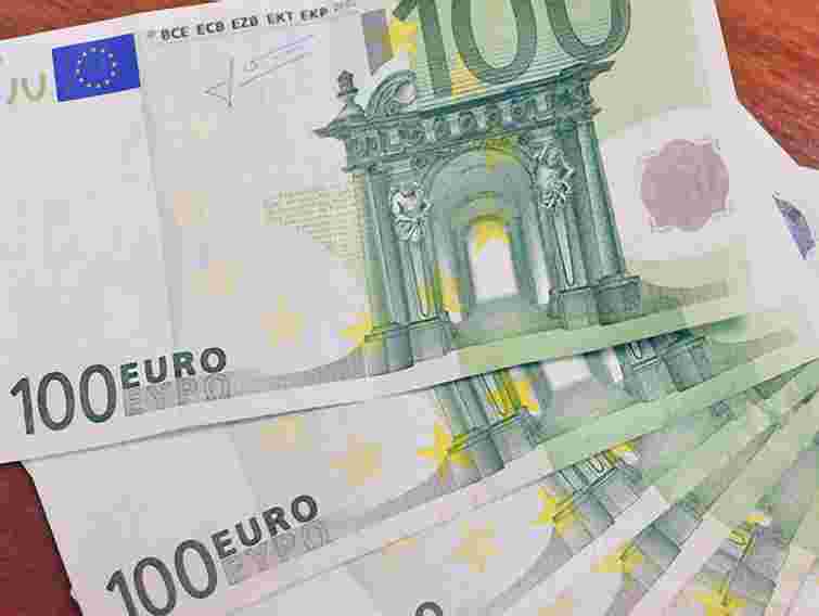 Українці масово скуповують валюту