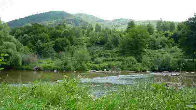 На Закарпатті чиновник перегородив річку: селам загрожує паводок