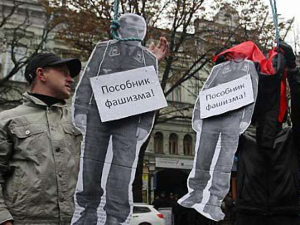 Комуністи в Києві показово стратили «Бандеру» і «Шухевича»