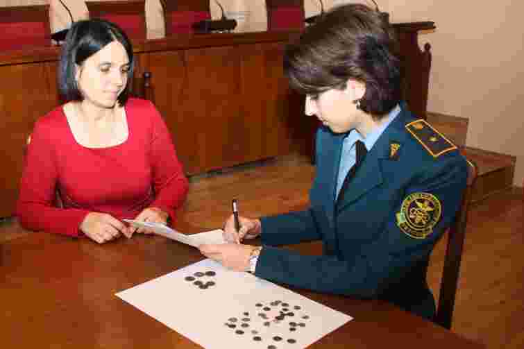 Митники передали Львівському історичному музею античні монети