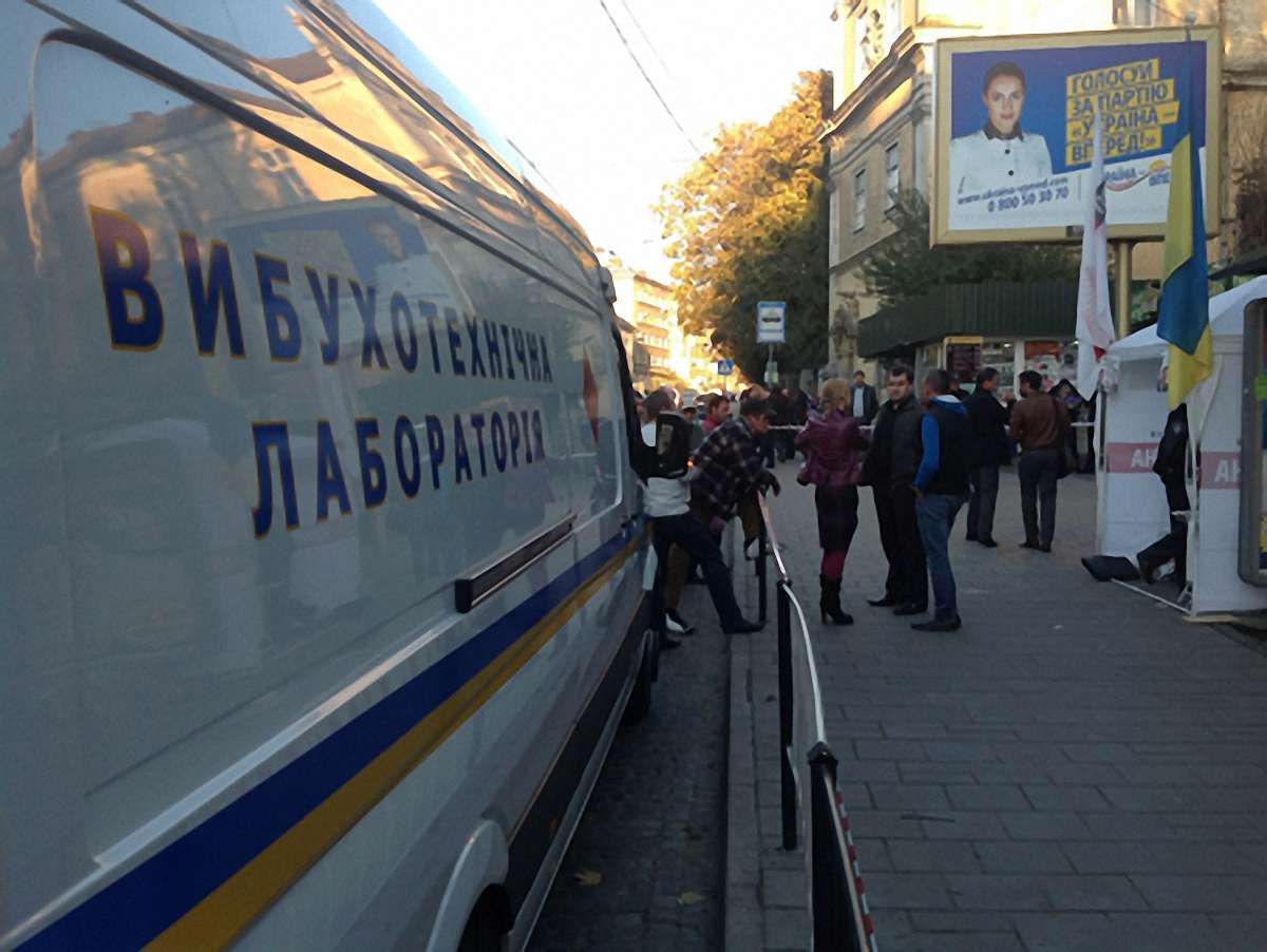 МВС: За попередньою інформацією в агітнамети кинули петарди