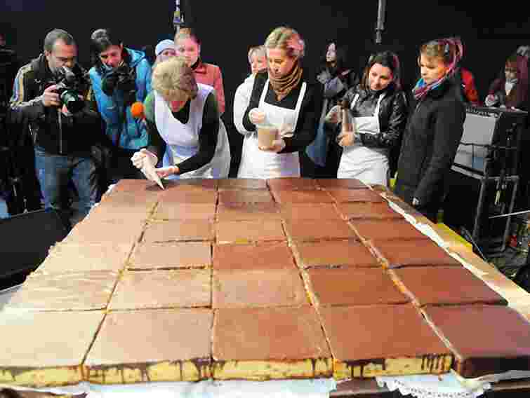 У Львові завтра ласуватимуть гігантським сирником