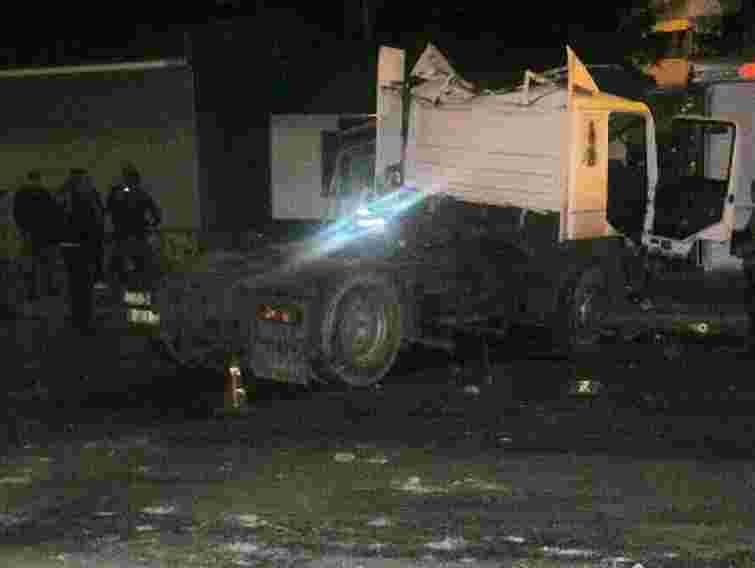 У Львові вантажівка в’їхала в зупинку. Фото