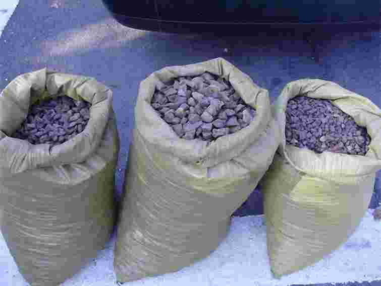 Митники вилучили в українки 134 кг бурштину