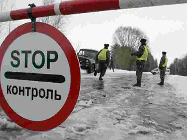 Львівського митника впіймали на корупції