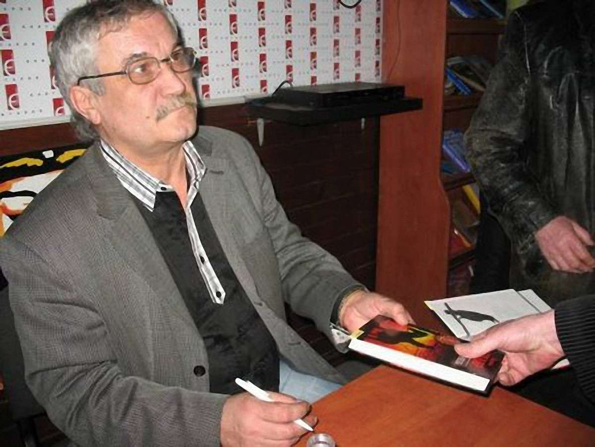 Книжки Шкляра повернули на полиці, поки все не з’ясують
