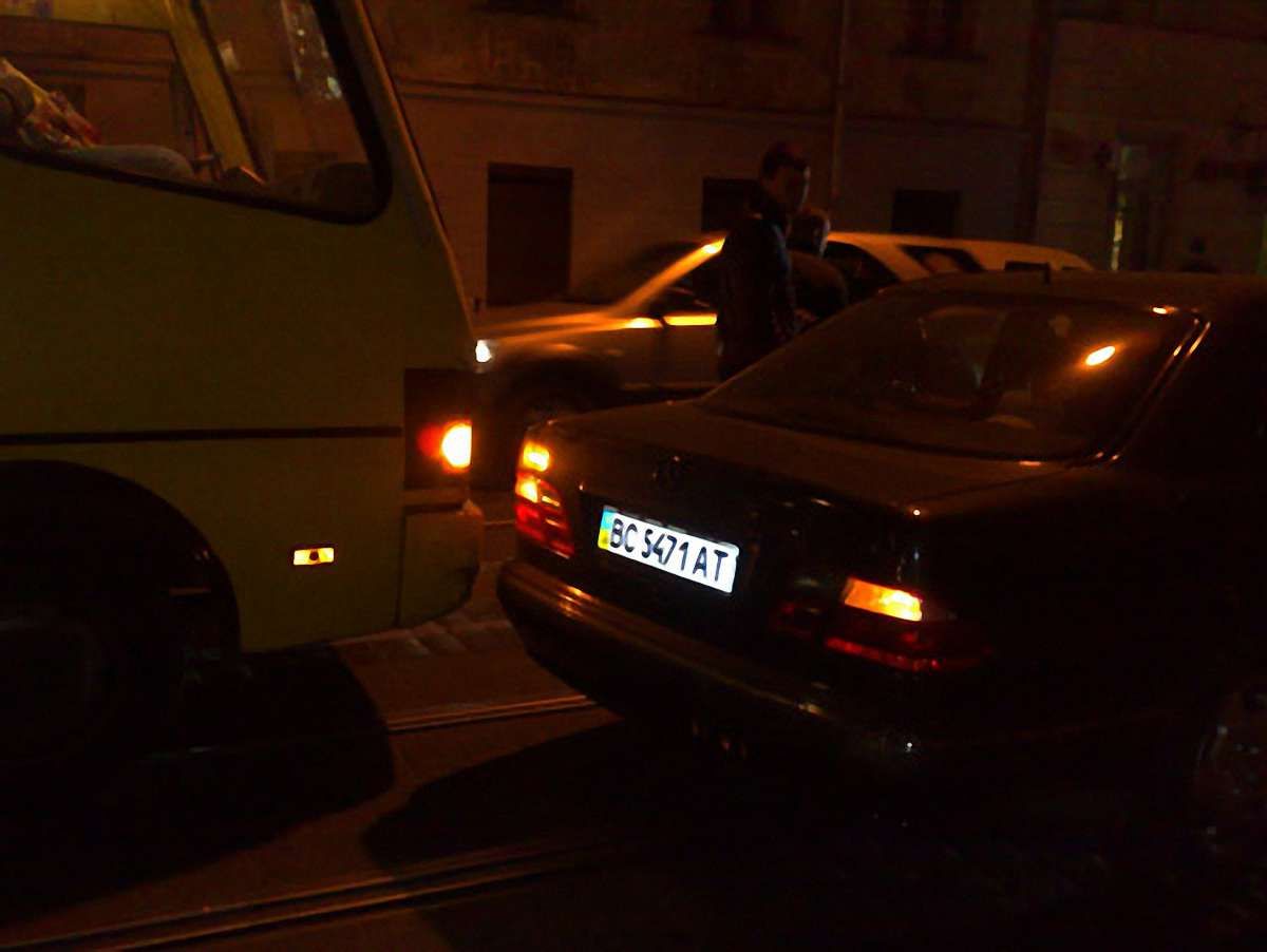 У Львові зіткнулись маршрутка та «Мерседес»: паралізовано рух транспорту