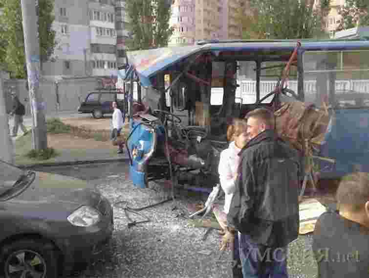 В Одесі вантажівка протаранила тролейбус: троє поранених