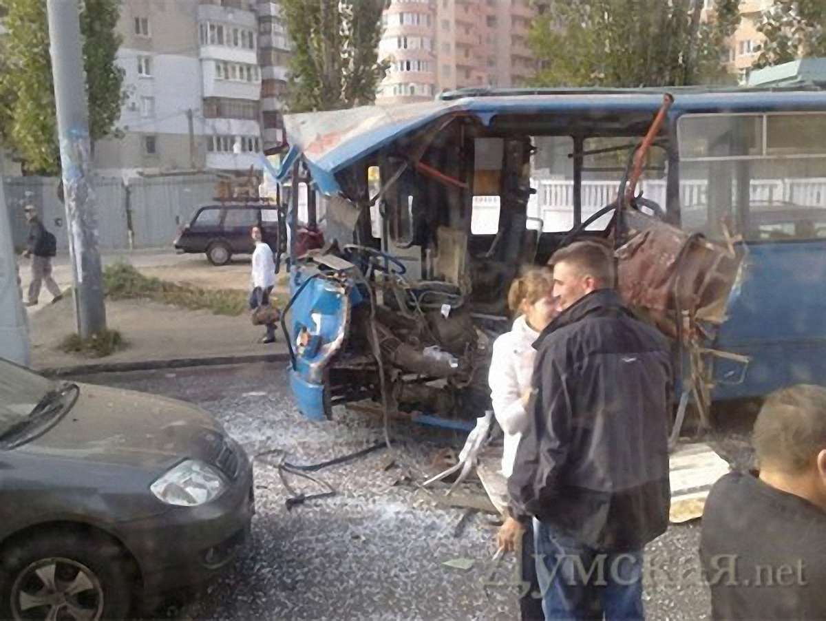 В Одесі вантажівка протаранила тролейбус: троє поранених