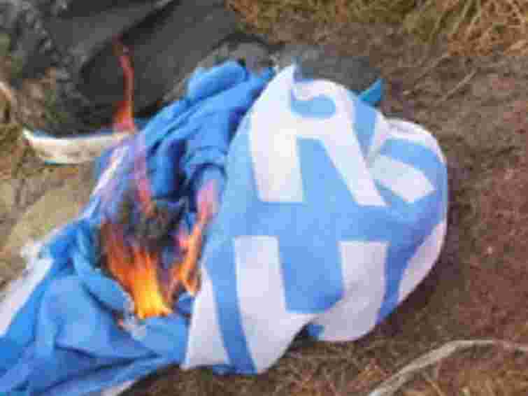 На Рівненщині біля офісу ПР спалили партійний прапор