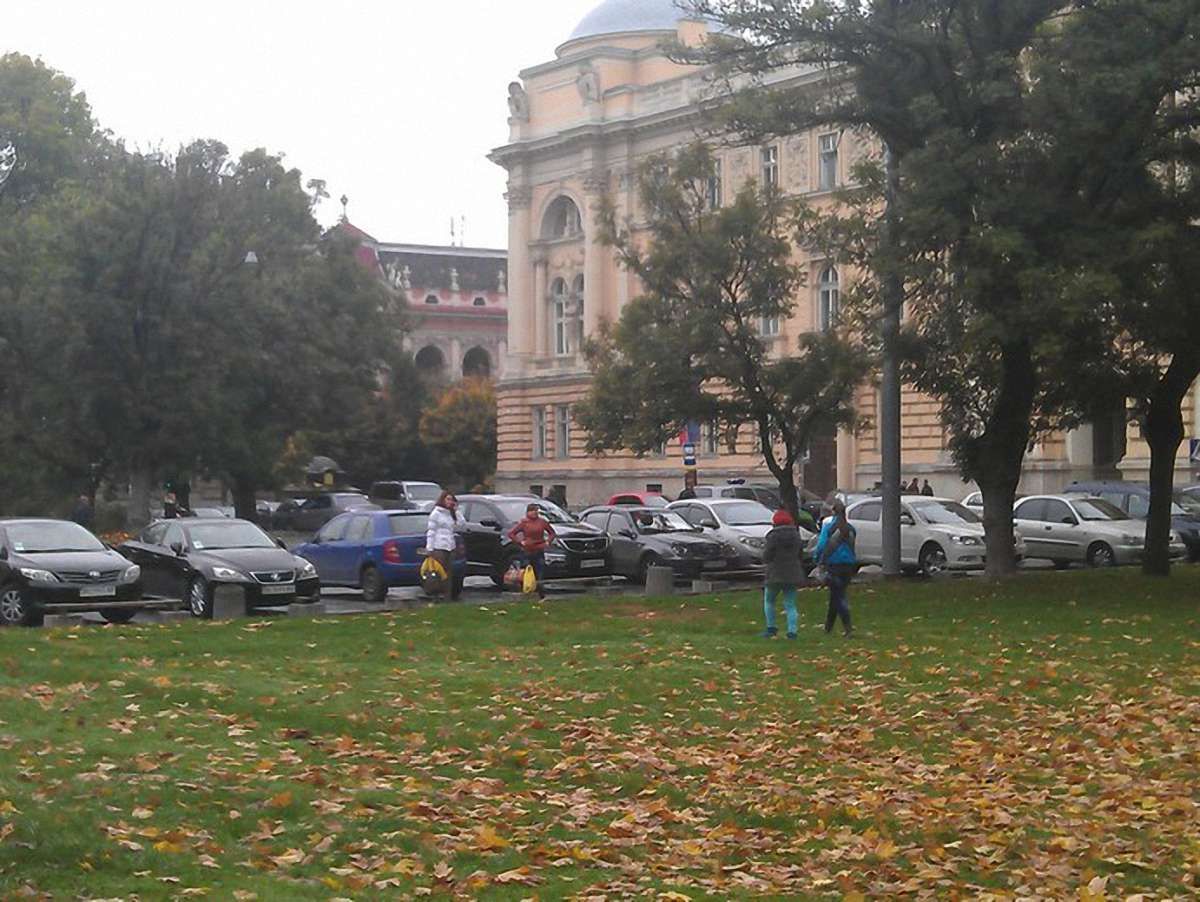 У Львові автомобілі паркуються на зупинці біля ЛНУ