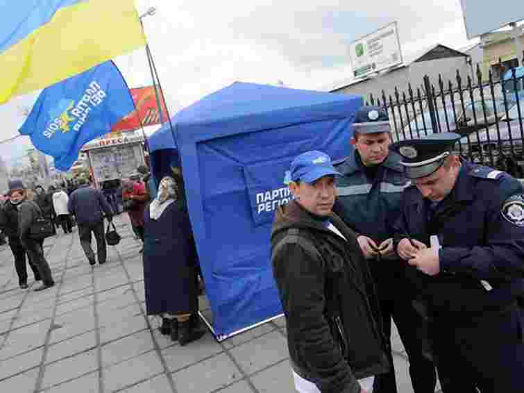 Львівські регіонали перепросили за агітаторів, що погрожували фотокору