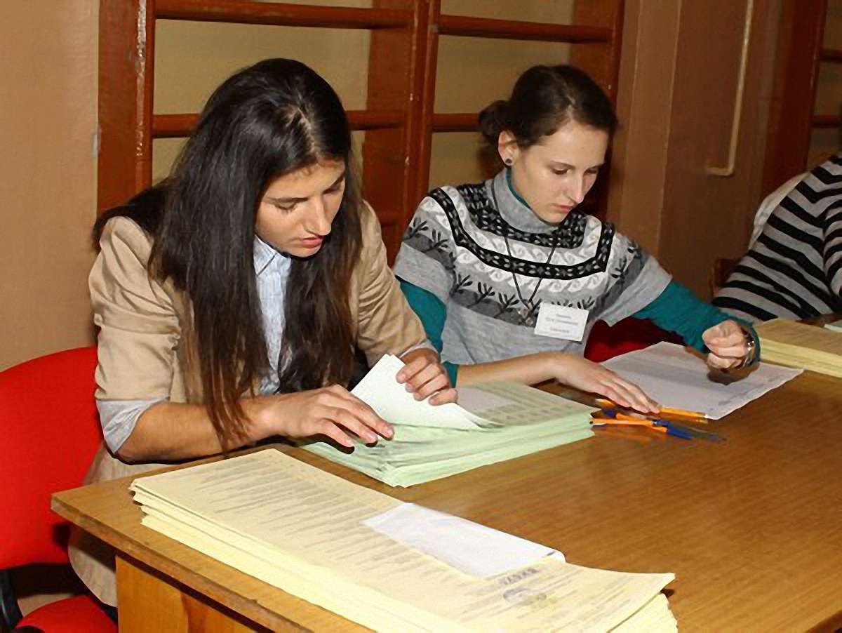 На одній з дільниць Львівщини представник ГО пошкодив вікно