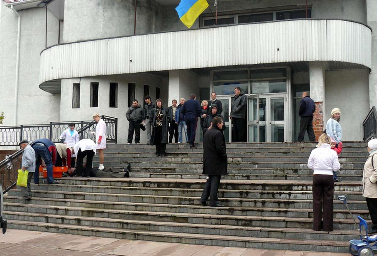 На Буковині на дільниці помер чоловік